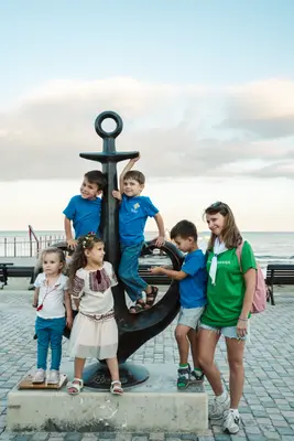 Children on the anchor monument after the rushnyk walk